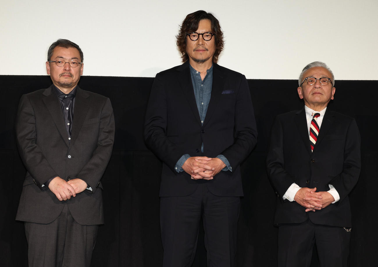 映画「仕掛人・藤枝梅安2」先行上映会舞台あいさつを行った、左から大森寿美男氏、豊川悦司、河毛俊作監督（撮影・中島郁夫）