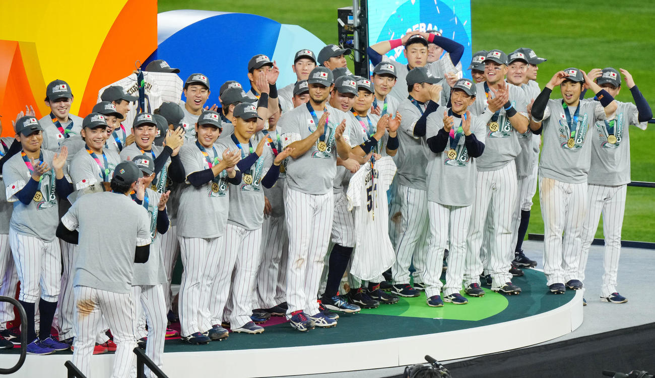 日本対米国　トロフィーを手に壇上に上がる大谷（手前左）を拍手で迎え入れる栗山監督（右から7人目）ら（撮影・垰建太）