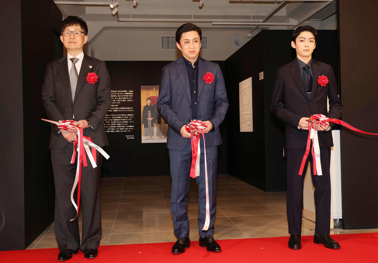 「松本幸四郎家　高麗屋展」のオープニングでテープカットする、左から日本橋高島屋の佐藤店長、松本幸四郎、市川染五郎（撮影・丹羽敏通）