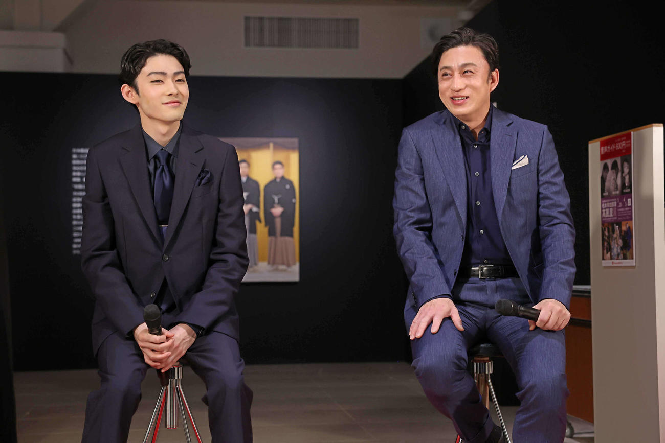 「松本幸四郎家　高麗屋展」のオープニングでトークを繰り広げる市川染五郎（左）と松本幸四郎（撮影・丹羽敏通）