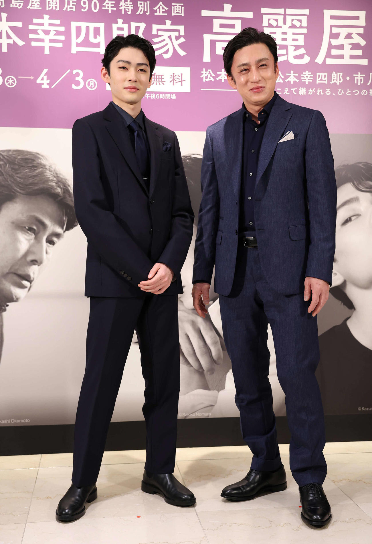 「松本幸四郎家　高麗屋展」のパネルの前で写真に納まる市川染五郎（左）と松本幸四郎（撮影・丹羽敏通）