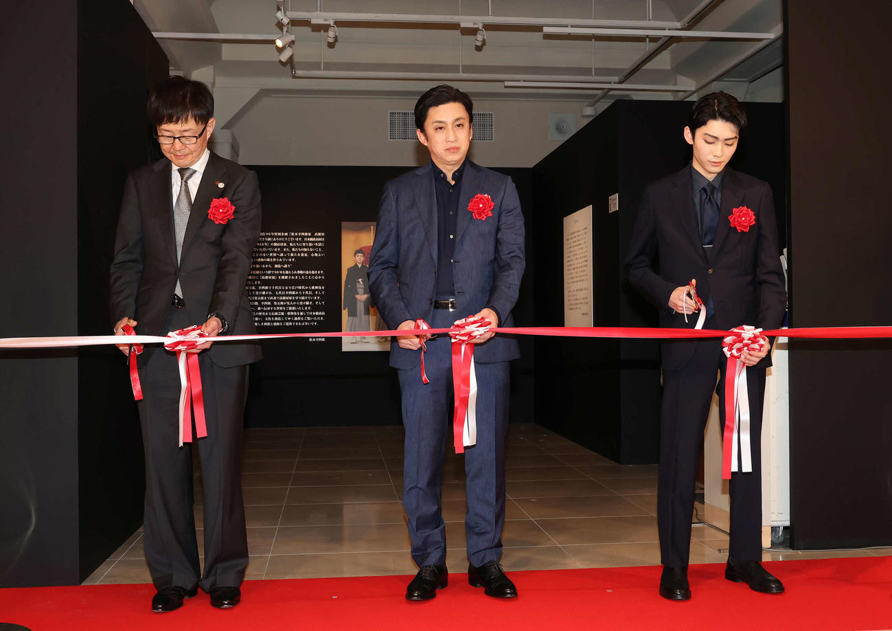 「松本幸四郎家　高麗屋展」のオープニングでテープカットする、左から日本橋高島屋の佐藤店長、松本幸四郎、市川染五郎（撮影・丹羽敏通）