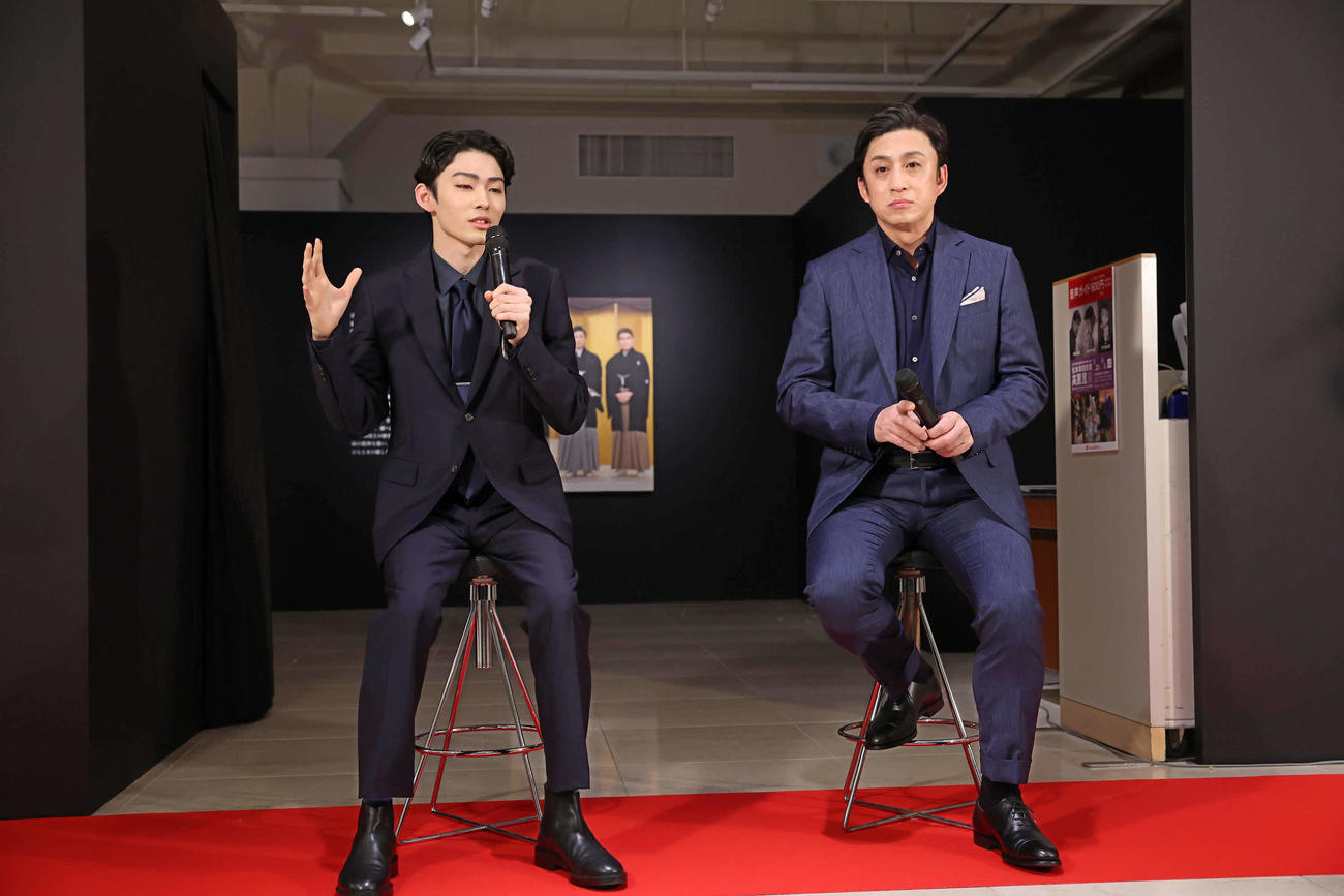 「松本幸四郎家　高麗屋展」のオープニングでトークを繰り広げる市川染五郎（左）と松本幸四郎（撮影・丹羽敏通）