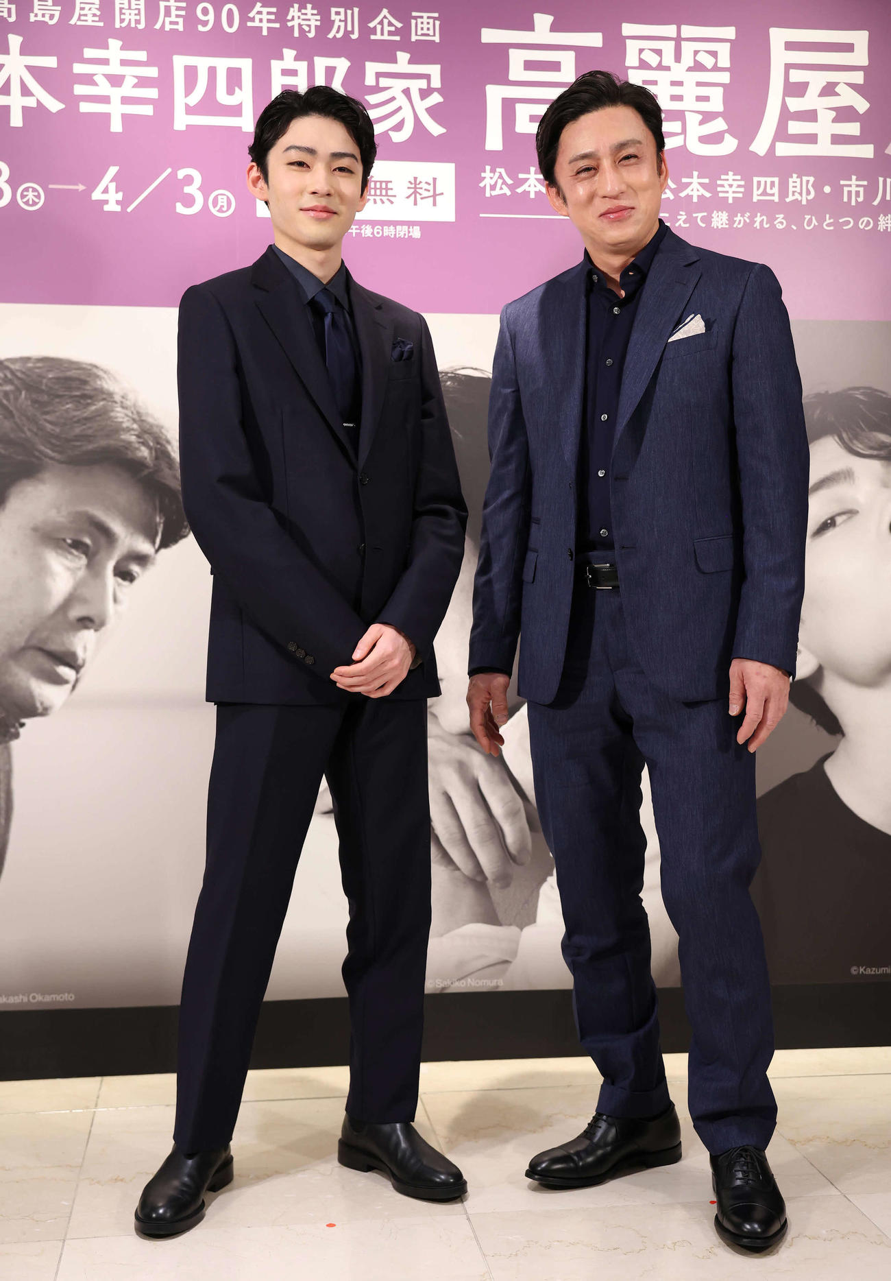 「松本幸四郎家　高麗屋展」のパネルの前で写真に納まる市川染五郎（左）と松本幸四郎（撮影・丹羽敏通）