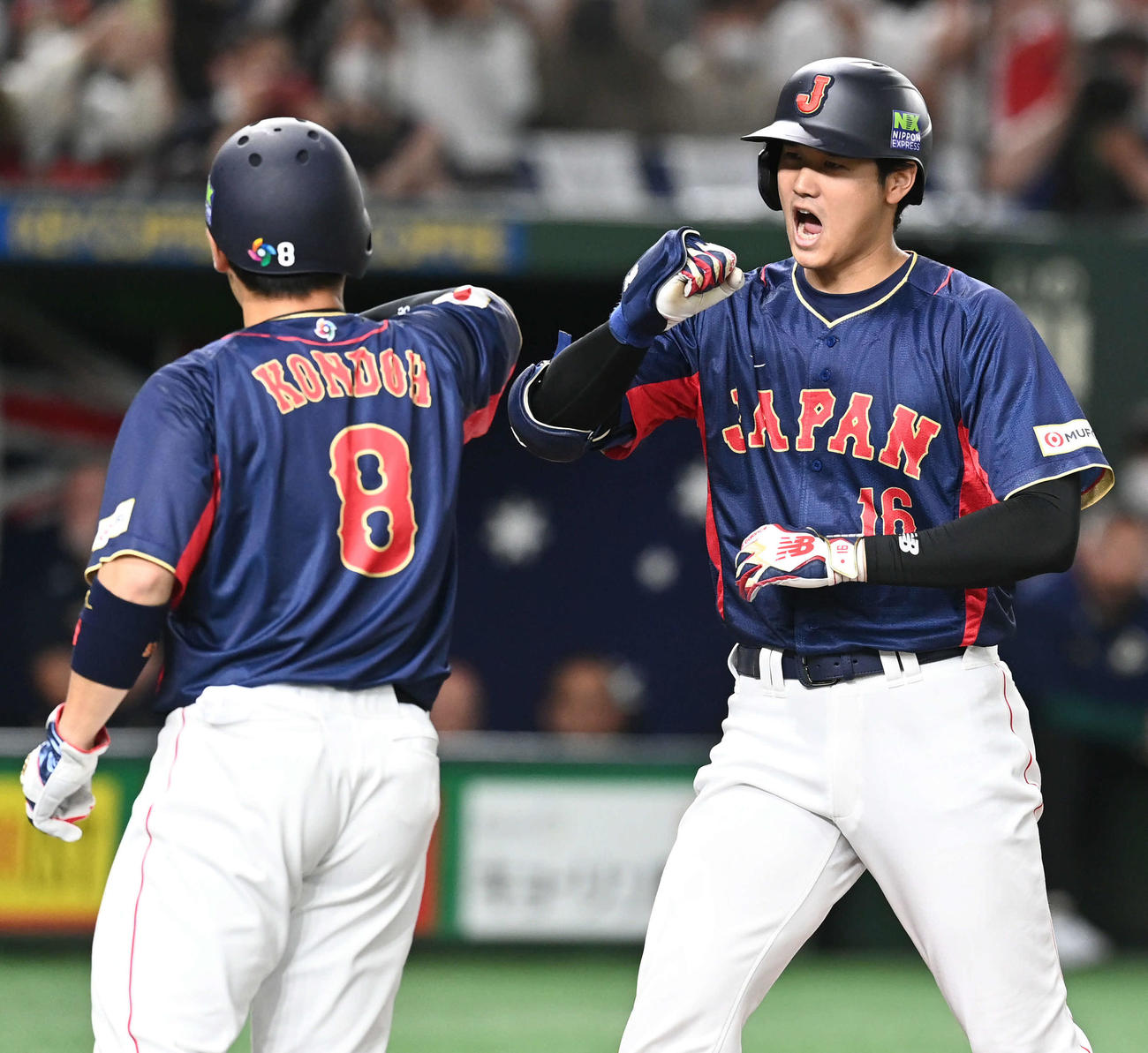 WBC日本対オーストラリア　1回表日本無死一、二塁、右中間に3点本塁打を放った大谷は、近藤とタッチをする（2023年3月12日撮影）