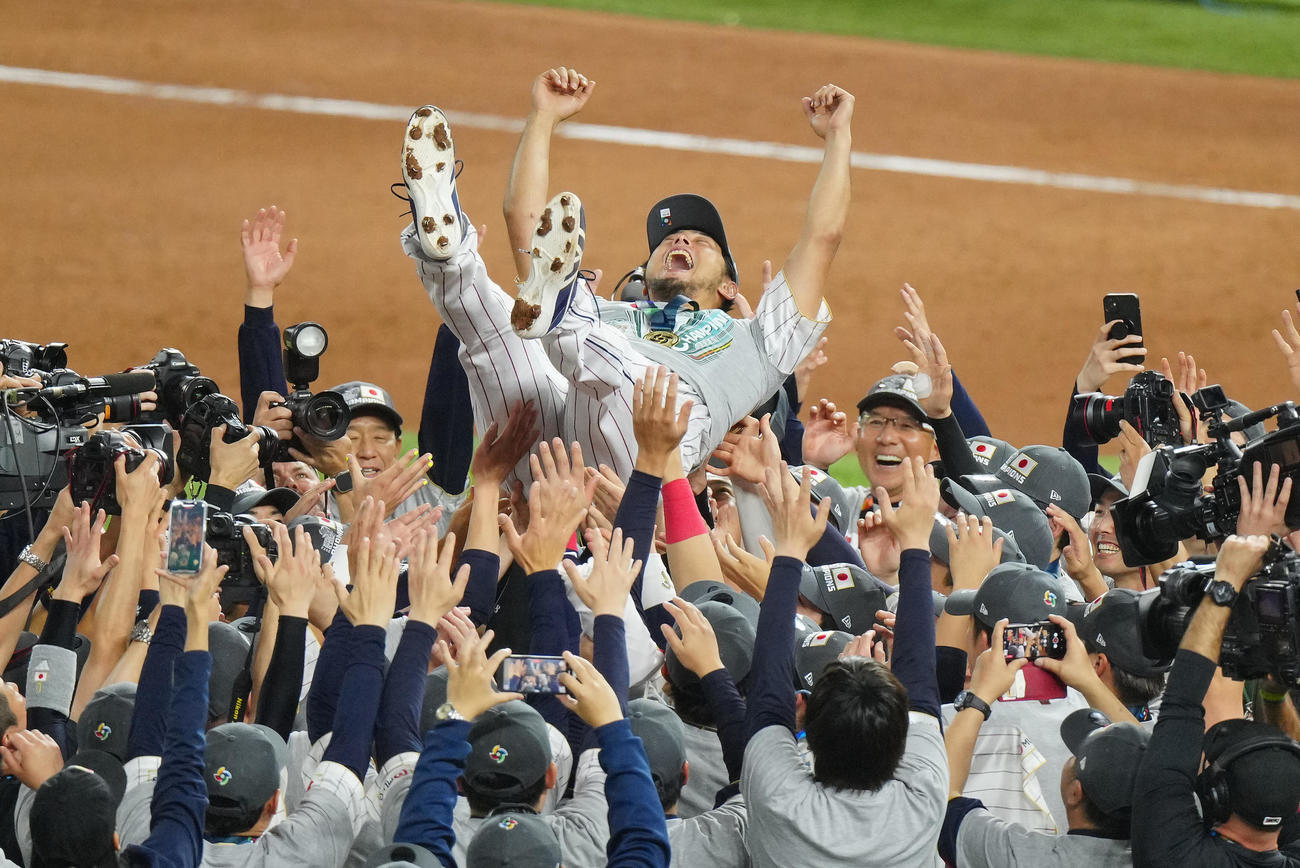 優勝しチームメートから胴上げされるダルビッシュ（2023年3月22日撮影）