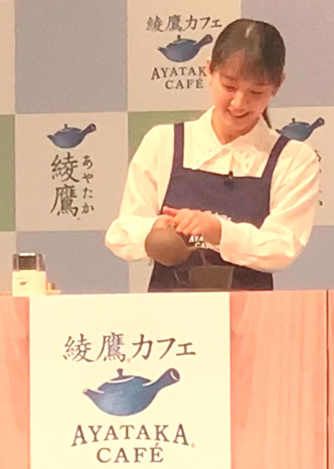「綾鷹カフェ」新製品発表会で急須でお茶をいれる吉岡里帆（撮影・松尾幸之介）