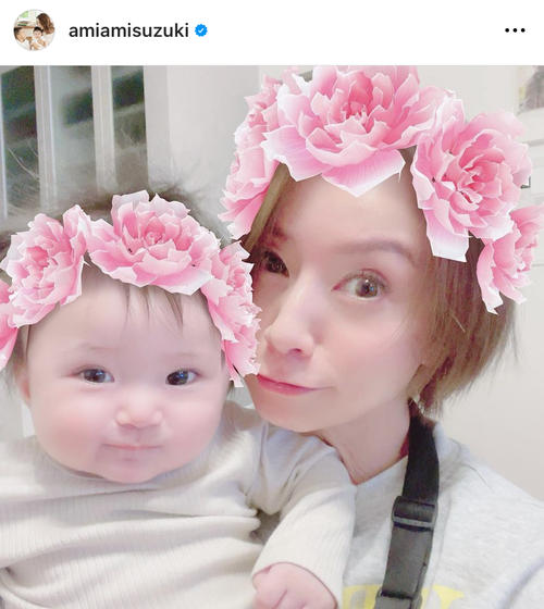 鈴木亜美、昨年誕生した愛娘の「しっかり目線」の親子ショット 「美人