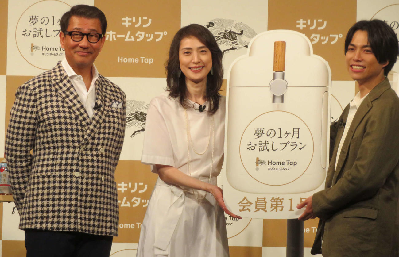 「キリン　ホームタップ」サービスアップデート発表会に登壇した、左から中井貴一、天海祐希、ジャニーズWEST重岡大毅（撮影・村上幸将）