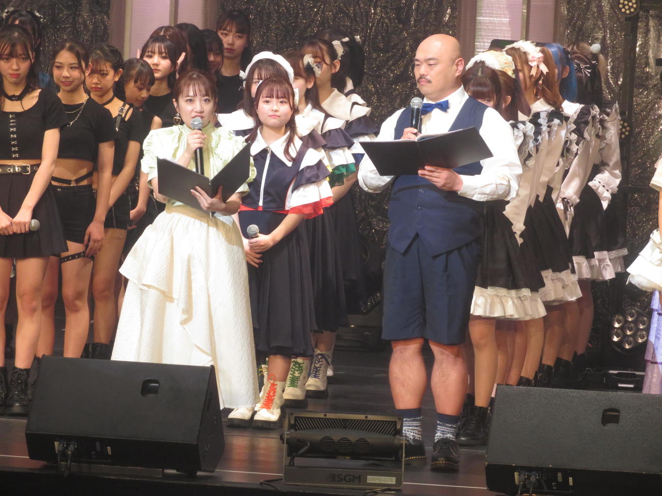 「NEXT IDOL GRANDPRIX 2023」で司会を務めた高橋みなみ（手前左）とクロちゃん（同右）（撮影・横山慧）