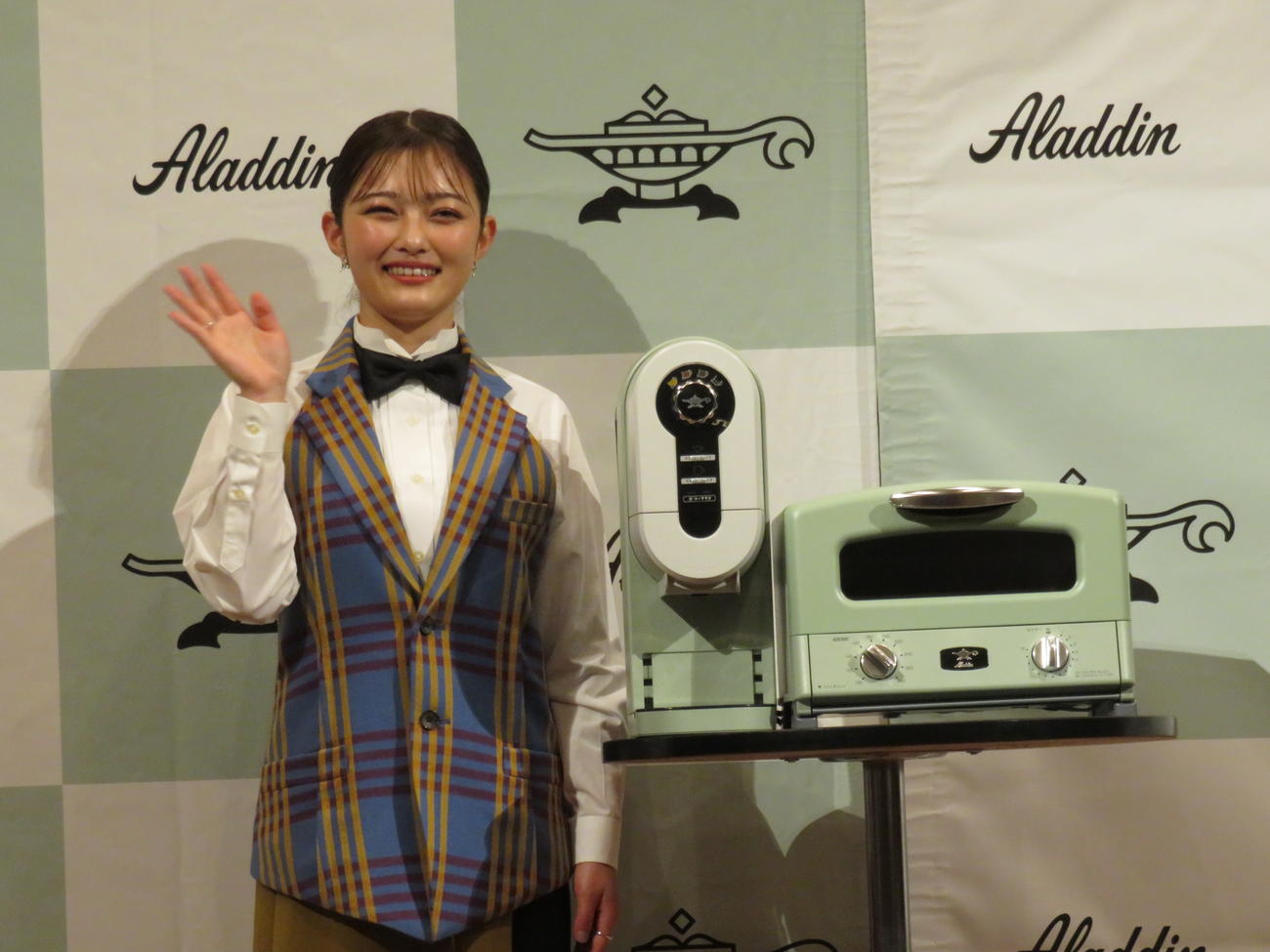 アラジンのコーヒーメーカーの発表会見に出席した井上咲楽