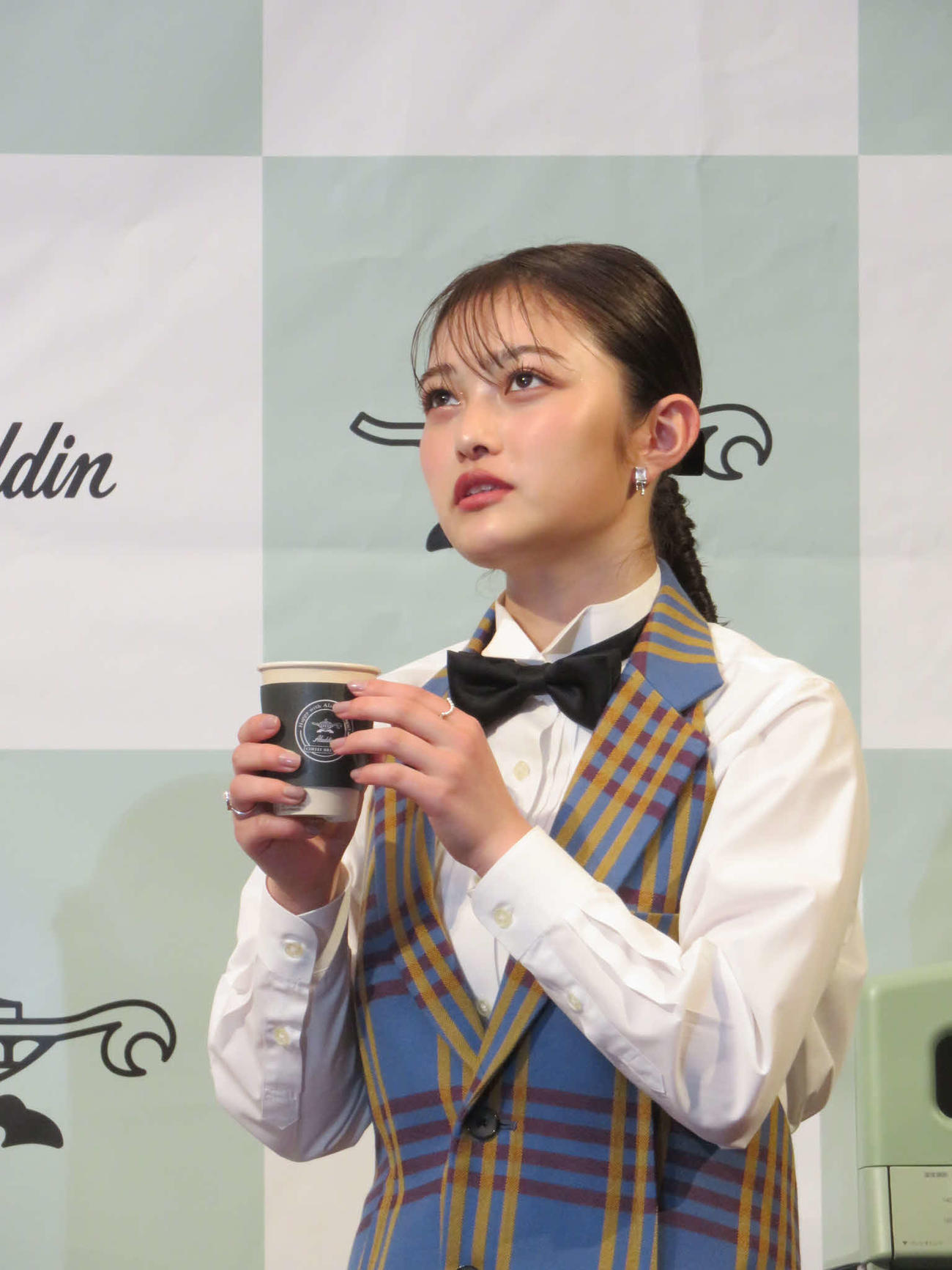 アラジンのコーヒーメーカーの発表会見に出席した井上咲楽