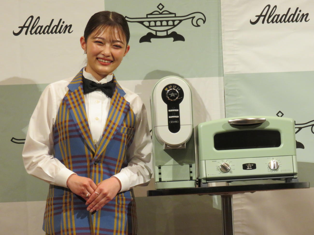 アラジンのコーヒーメーカーの発表会見に出席した井上咲楽