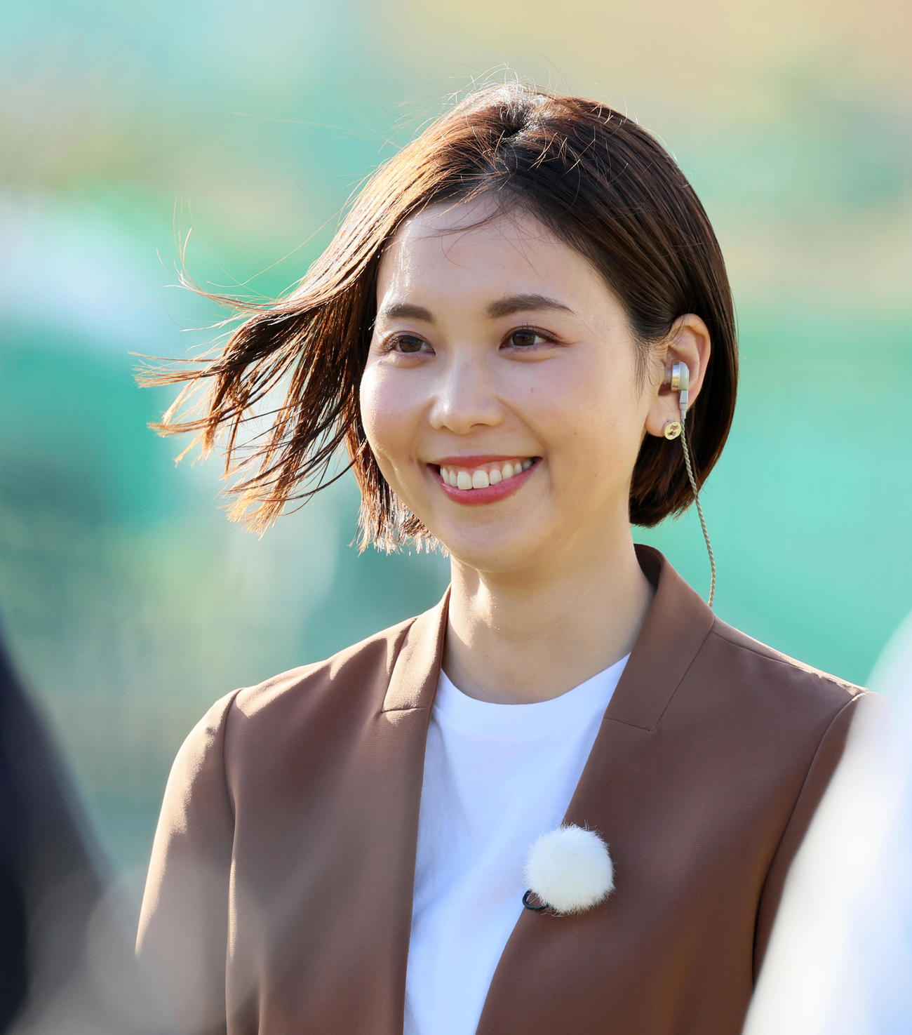 宜野座村野球場でリポートを行うヒロド歩美アナウンサー（撮影・加藤哉）