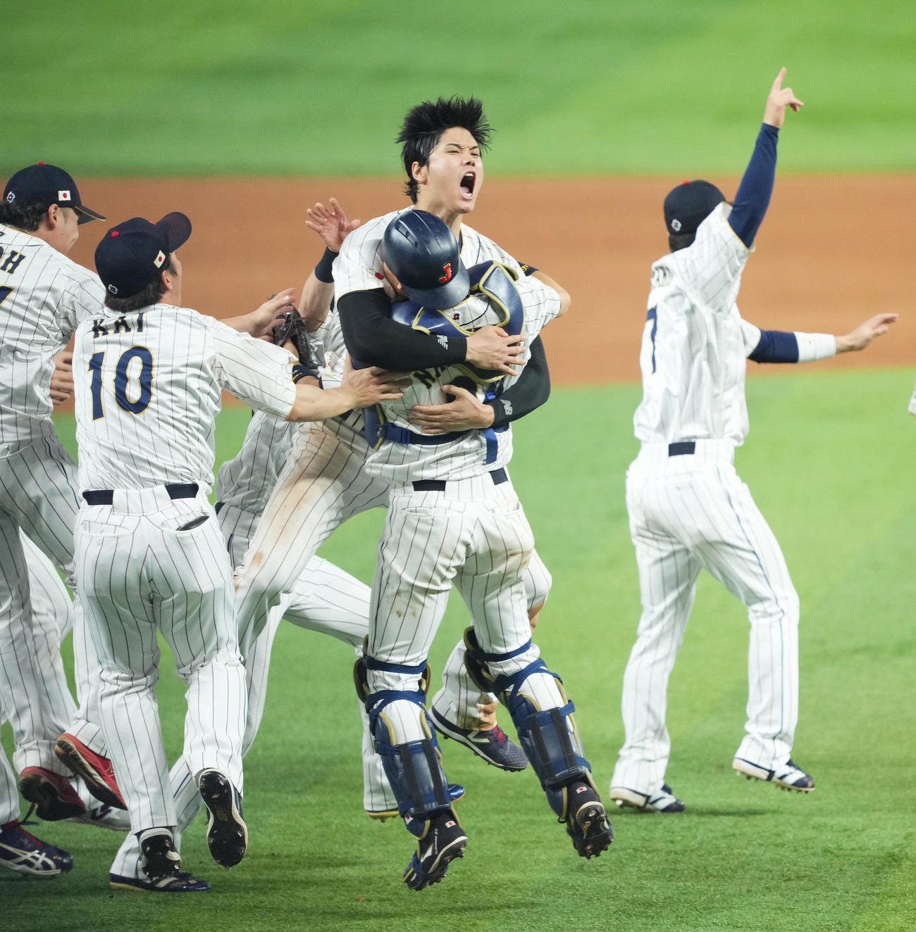 世界一を決め、ナインと抱き合う大谷（中央）（撮影・菅敏）