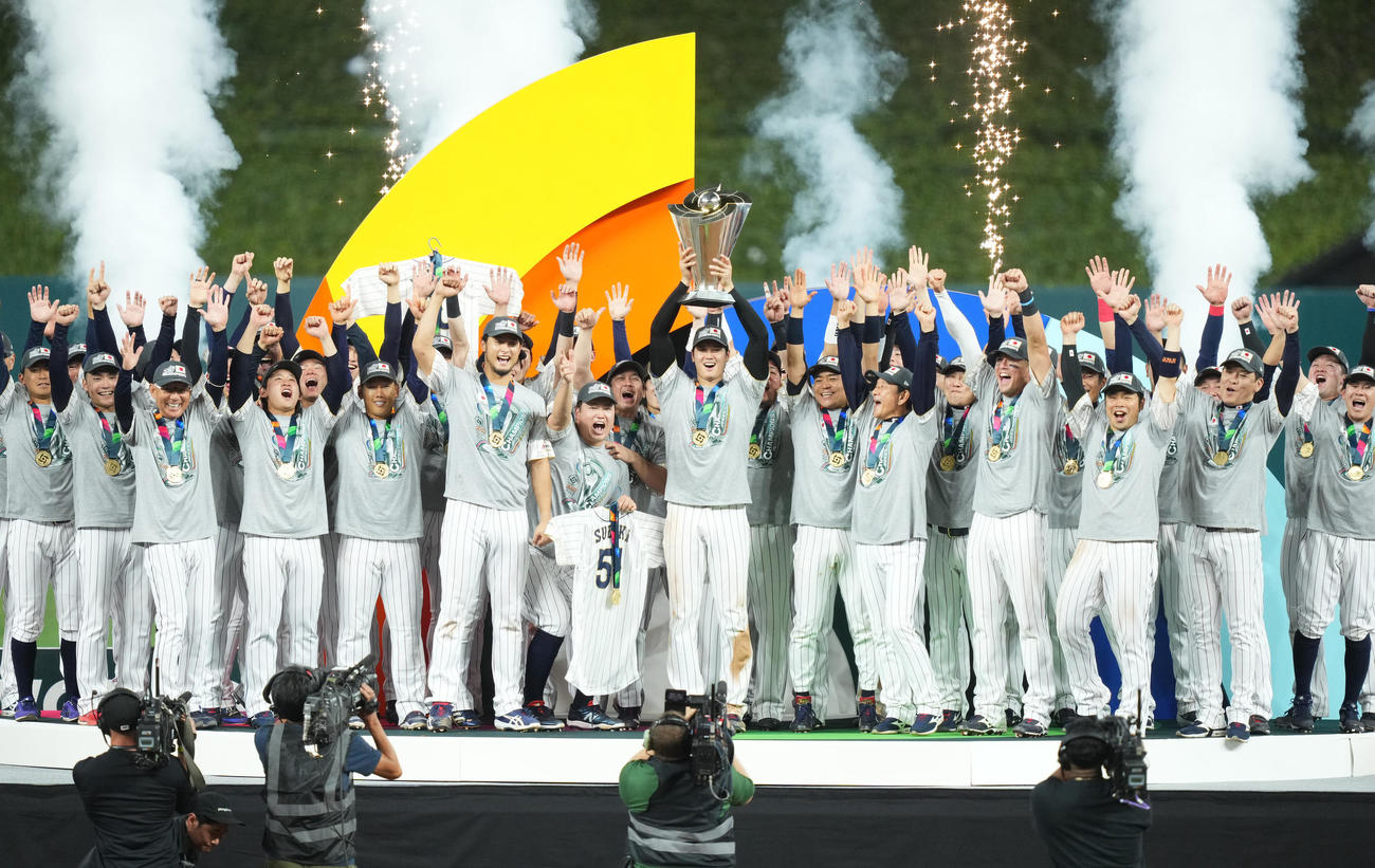 世界一を決め、喜ぶ日本の選手たち（撮影・菅敏）