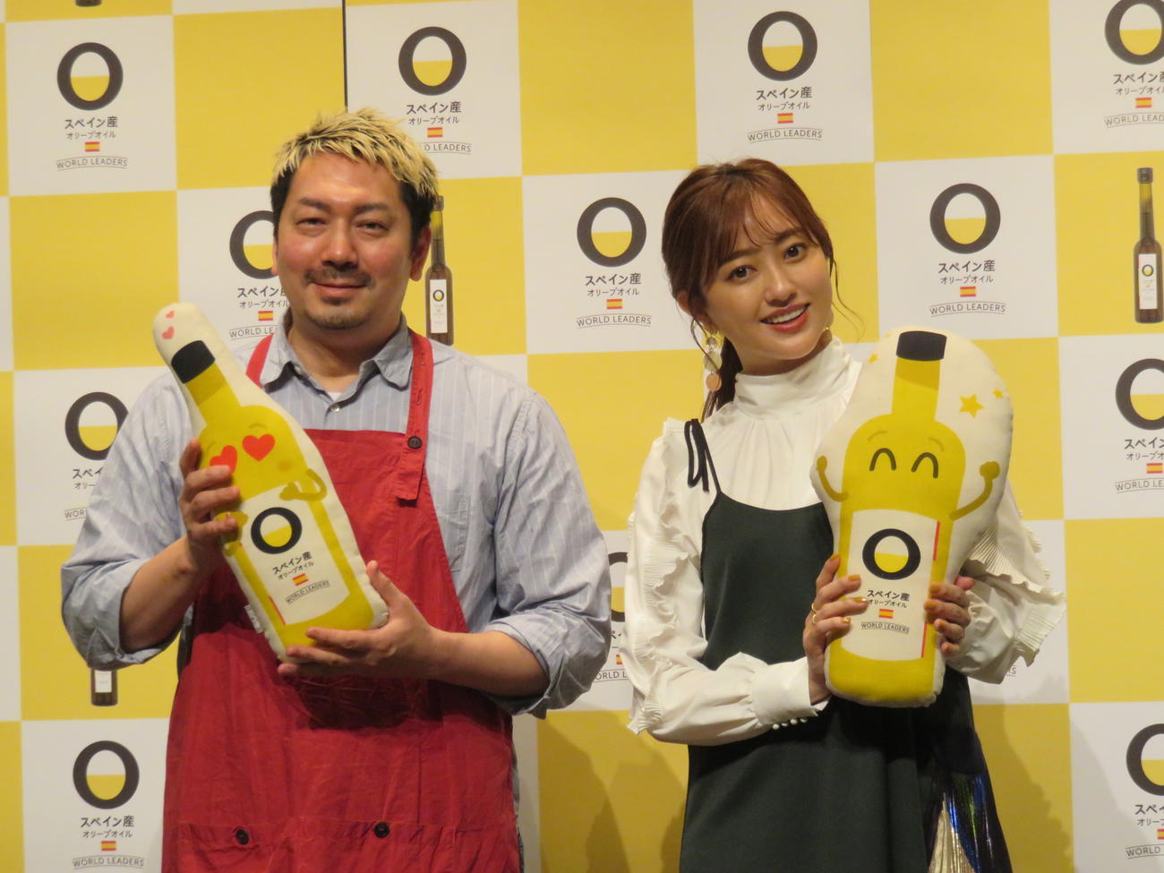 スペイン産オリーブオイルのイベントに出席した菊地亜美（右）と料理研究家の渡辺康啓氏