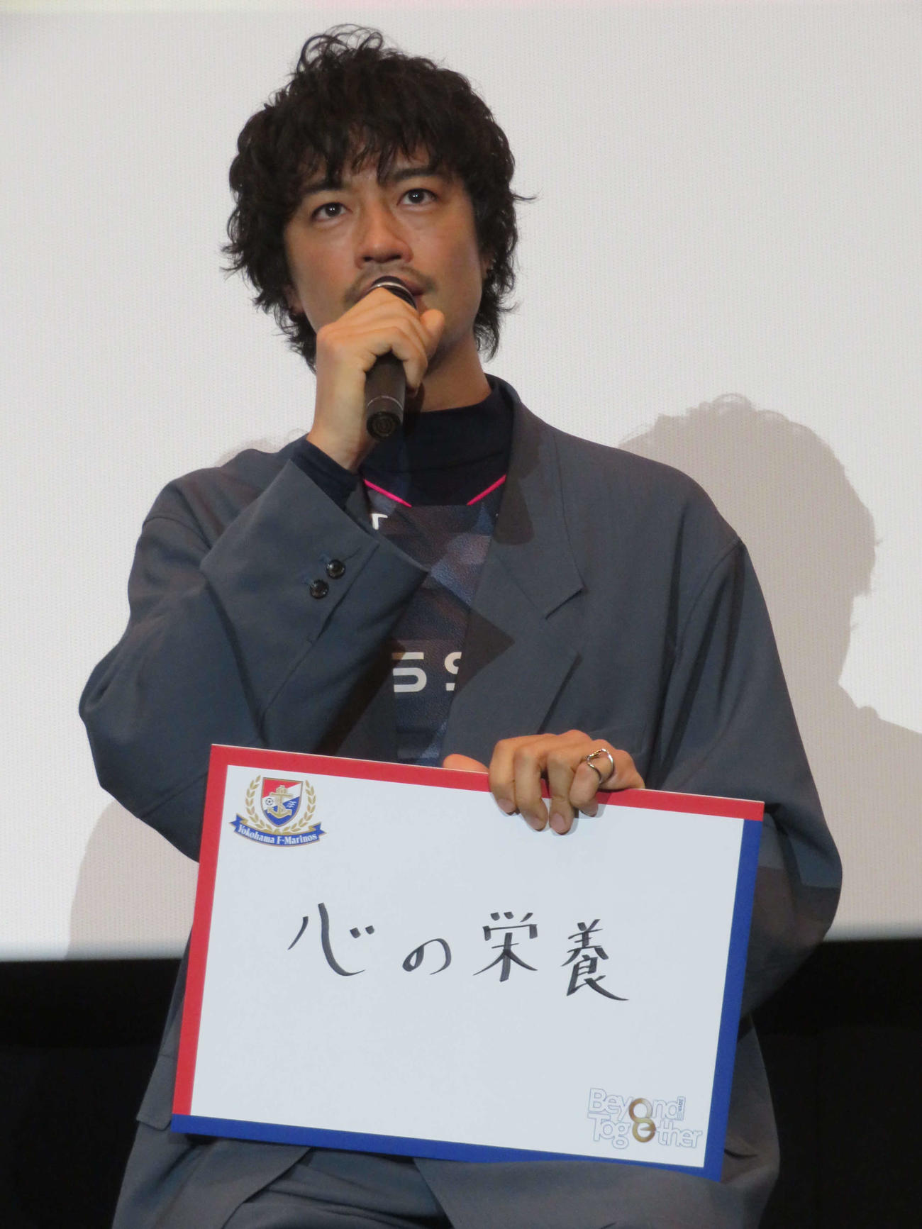 映画「横浜F・マリノス創設30周年記念ドキュメンタリー　Beyond Together」公開記念舞台あいさつでJ1横浜への思いを語る斎藤工（撮影・村上幸将）