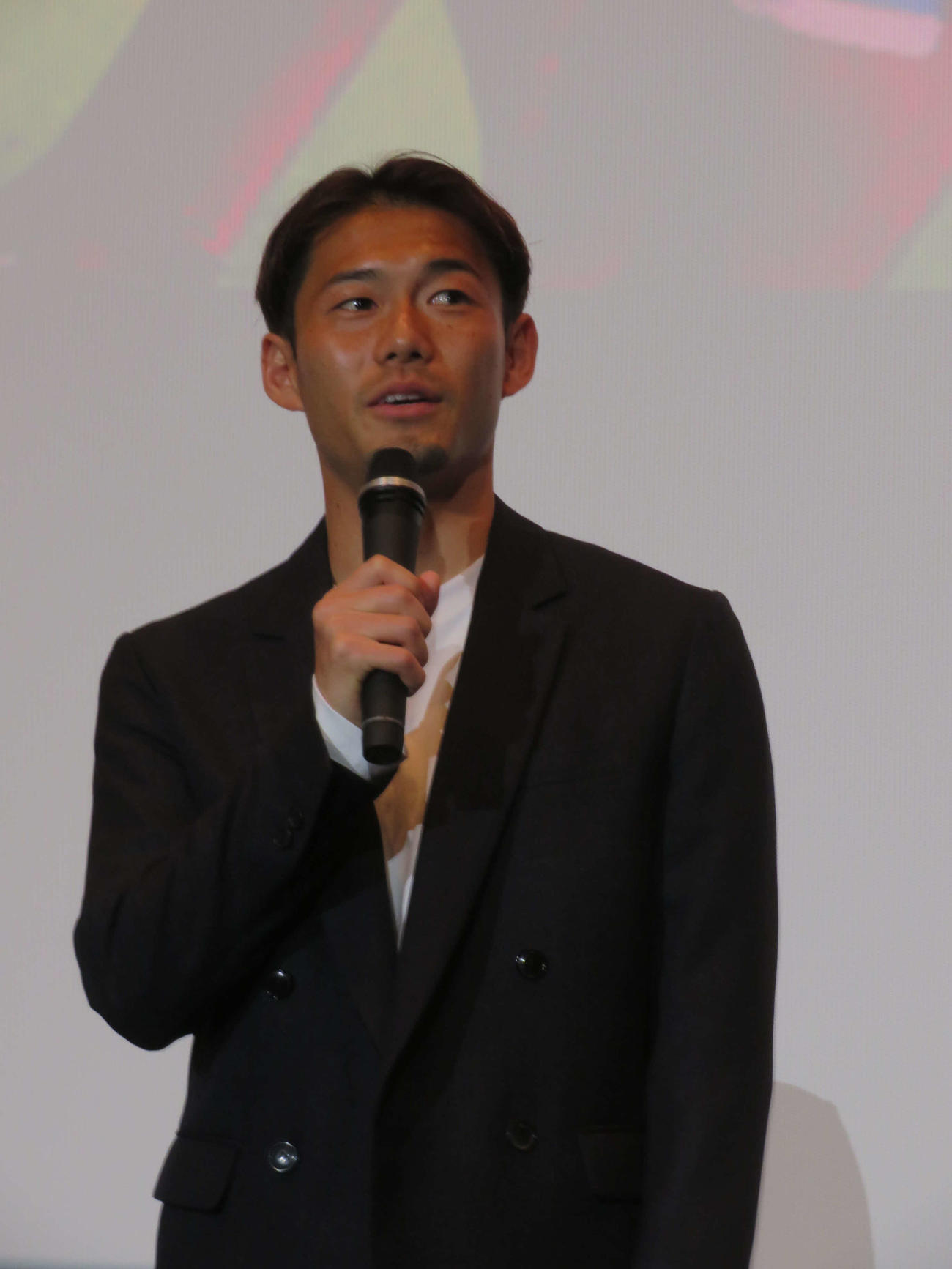 映画「横浜F・マリノス創設30周年記念ドキュメンタリー　Beyond Together」公開記念舞台あいさつで、サポーターに熱く思いを語る横浜DF小池龍太（撮影・村上幸将）