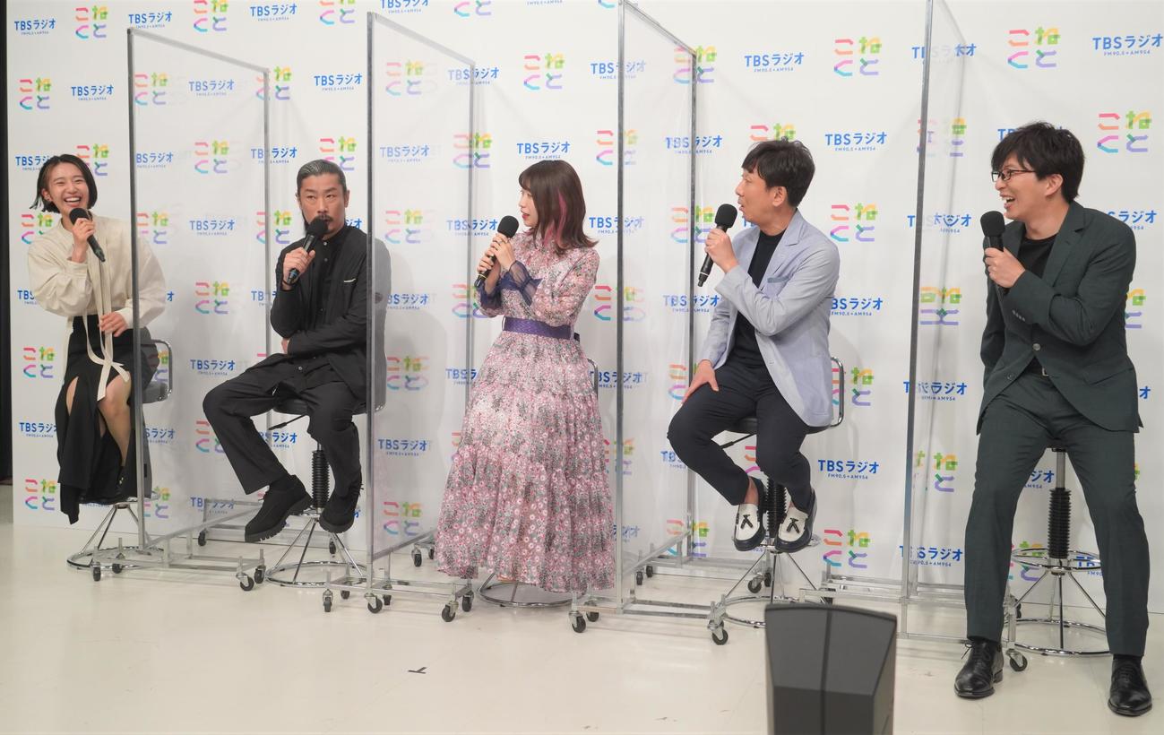 4月スタートのTBSラジオ新番組「こねくと」の記者会見に出席した、左上から石山蓮華、パンサー菅良太郎、でか美ちゃん、東京03飯塚悟志、土屋礼央（撮影・佐藤成）