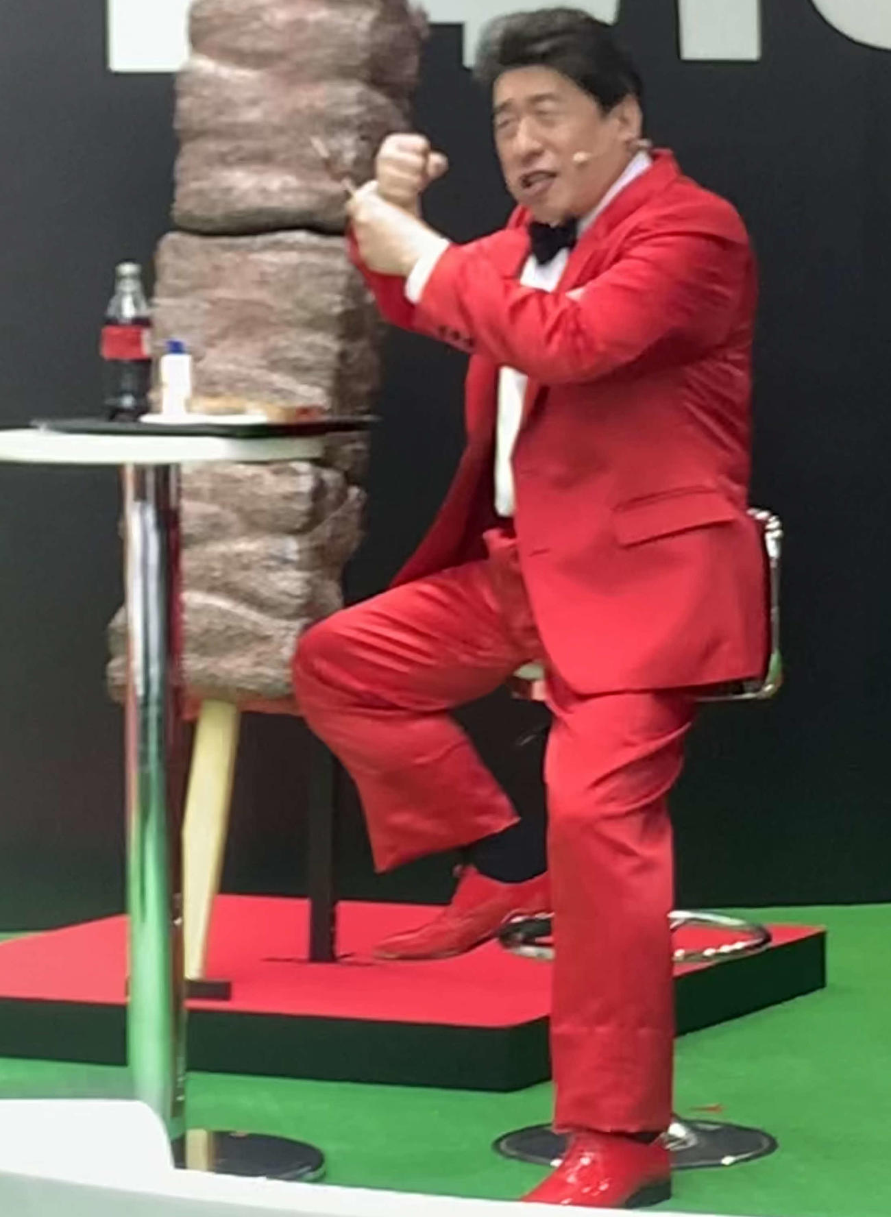 試食会でペッパーミルポーズをみせる寺門ジモン（撮影・松尾幸之介）