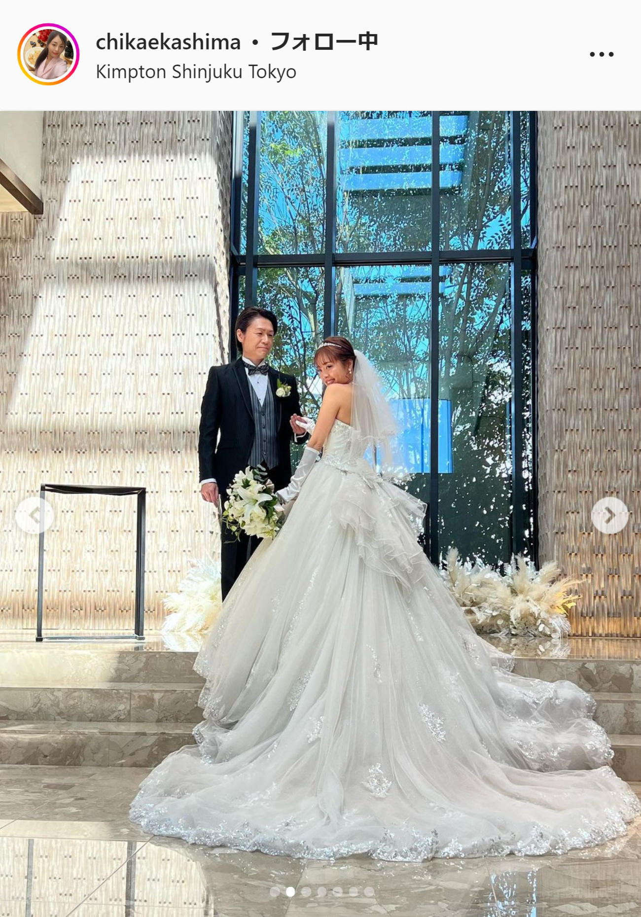 挙式報告をした城咲仁とウエディングドレス姿の加島ちかえ（加島ちかえのインスタグラムから）