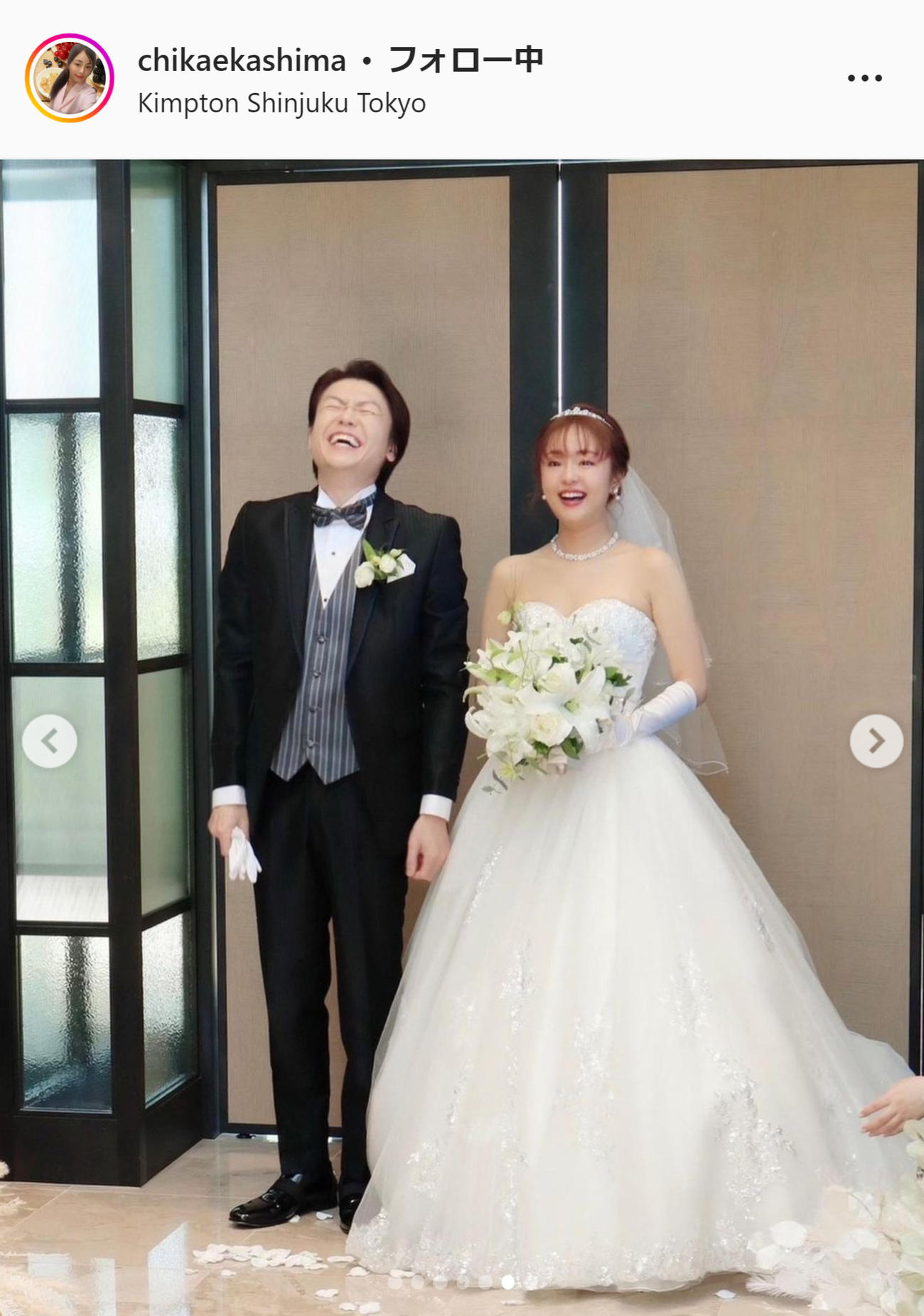 挙式報告をした城咲仁とウエディングドレス姿の加島ちかえ（加島ちかえのインスタグラムから）
