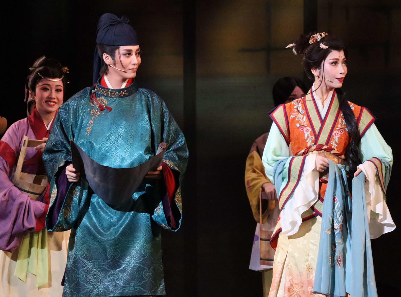 「応天の門　－若き日の菅原道真の事－」の月城かなと（左）、海乃美月（撮影・小林千穂）