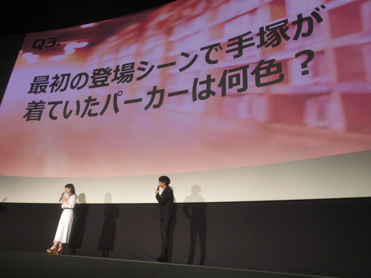 主演映画「なのに、千輝くんが甘すぎる。」の舞台あいさつに出席し、クイズ対決に臨んだ高橋恭平（右）。左は畑芽育（撮影・横山慧）
