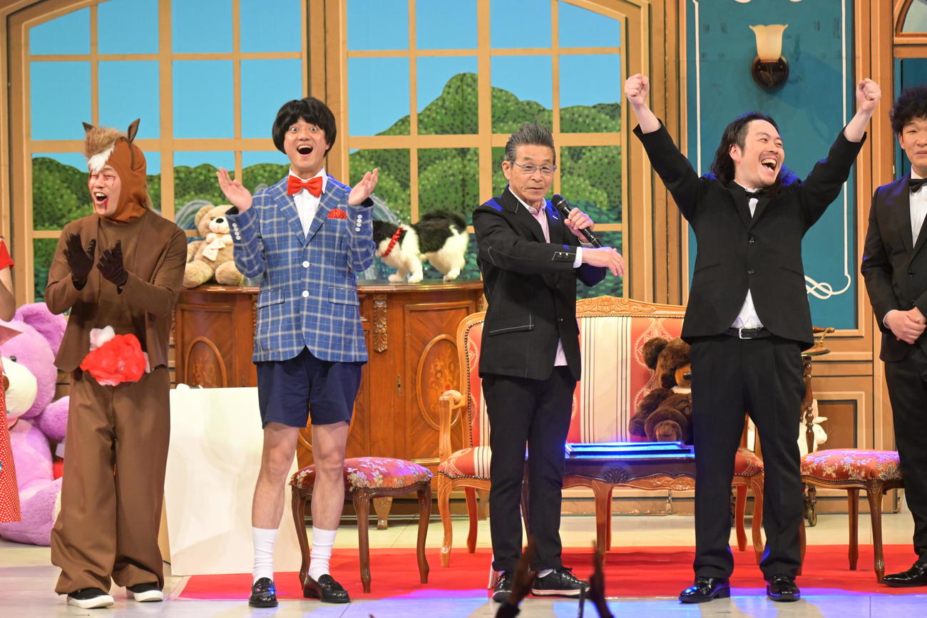 吉本新喜劇の次世代公演に出演した（左から）吉田裕、佐藤太一郎、間寛平GM、小西武蔵