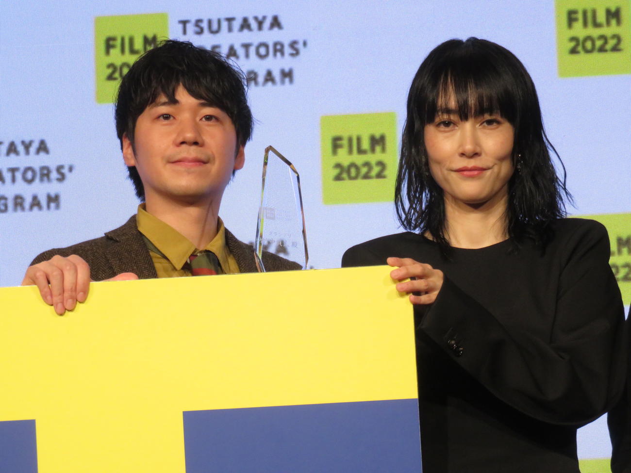 TSUTAYA CREATORS‘　PROGRAM FILM 2022」の授賞式でスペシャルプレゼンターを務めた女優菊地凛子（右）グランプリの竹中貞人氏