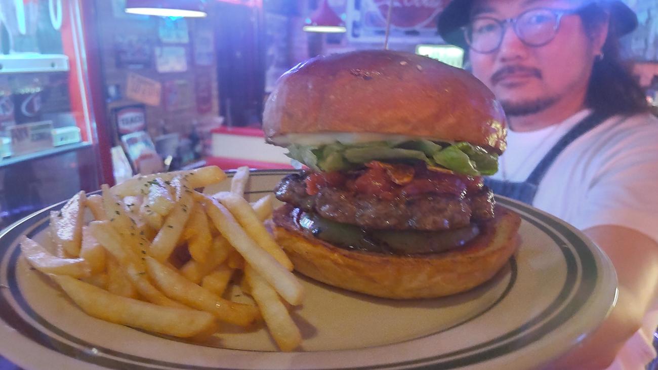 アメリカンレストラン「バンダイナー」では梅干しをつぶして挟んだ「ヌートバーガー」が大人気（撮影・寺沢卓）