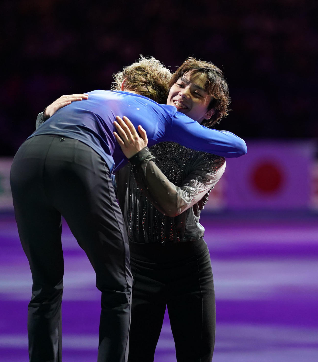 3位となったイリア・マリニン（左）と抱き合う宇野（撮影・横山健太）