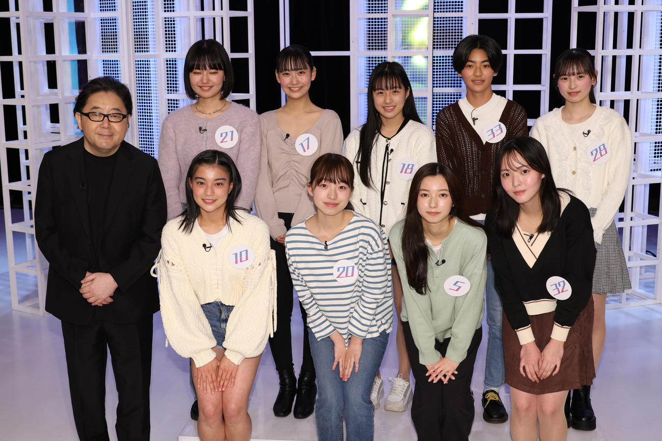 プロジェクト総合プロデューサー秋元康氏（左端）と記念撮影する「私が女優になる日＿season3」のファイナリストたち、前列左から坂本彩さん、宮治果緒さん、間鍋春希さん、樋口琴美さん、後列左から栗原一菜さん、和多田萌衣さん、安藤帆花さん、岸本小雪さん、大和奈央さん（撮影・中島郁夫）
