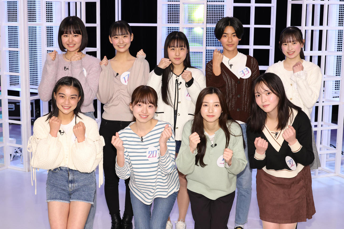「私が女優になる日＿season3」の会見を行うファイナリストたち、前列左から坂本彩さん、宮治果緒さん、間鍋春希さん、樋口琴美さん、後列左から栗原一菜さん、和多田萌衣さん、安藤帆花さん、岸本小雪さん、大和奈央さん（撮影・中島郁夫）