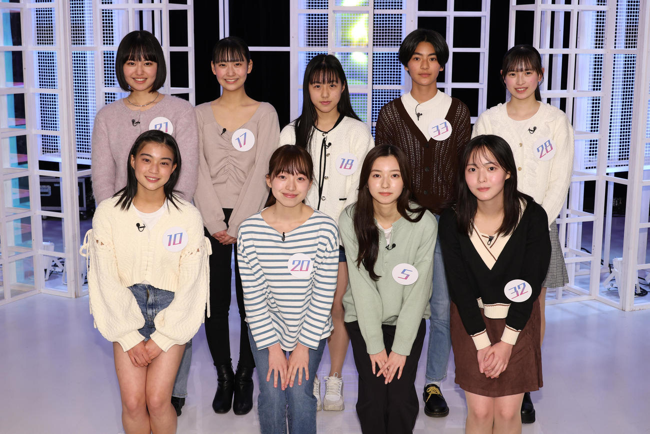 「私が女優になる日＿season3」の会見を行うファイナリストたち、前列左から坂本彩さん、宮治果緒さん、間鍋春希さん、樋口琴美さん、後列左から栗原一菜さん、和多田萌衣さん、安藤帆花さん、岸本小雪さん、大和奈央さん（撮影・中島郁夫）