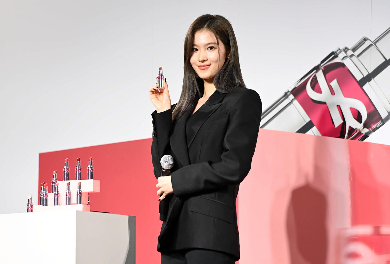 商品を手に笑顔を見せるTWICEのSANA（撮影・たえ見朱実）