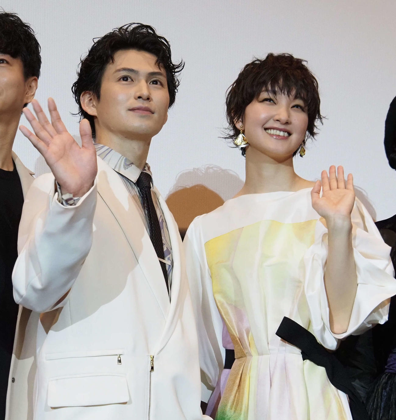 映画「仁義なき幕末－龍馬死闘編－」公開初日舞台あいさつに出席した松田凌（左）と剛力彩芽（撮影・遠藤尚子）