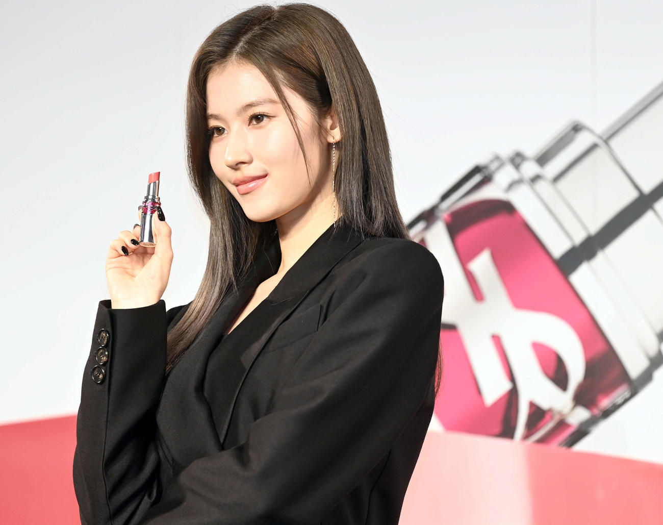 商品を手に笑顔を見せるTWICEのSANA（撮影・たえ見朱実）