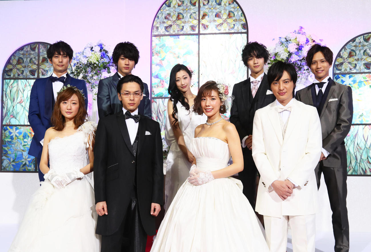 結婚式をイメージした姿で会見を行った、前列左から松本まりか、中村倫也、仲里依紗、塚本高史、後列左から平岡祐太、山田裕貴、壇蜜、飯島寛騎、岡田龍太郎（2018年1月撮影）