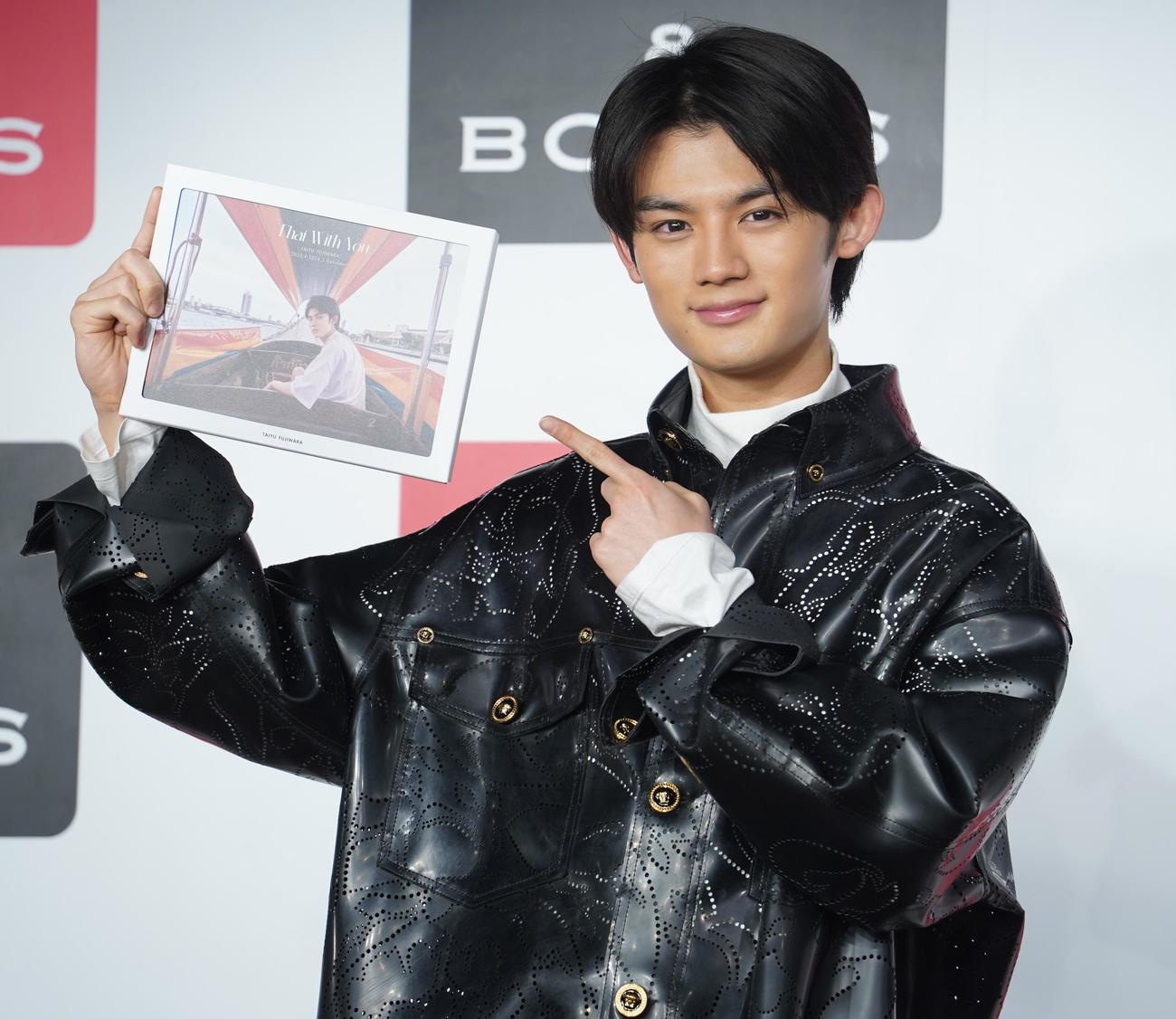 カレンダー発売イベントを行った藤原大祐（撮影・佐藤勝亮）