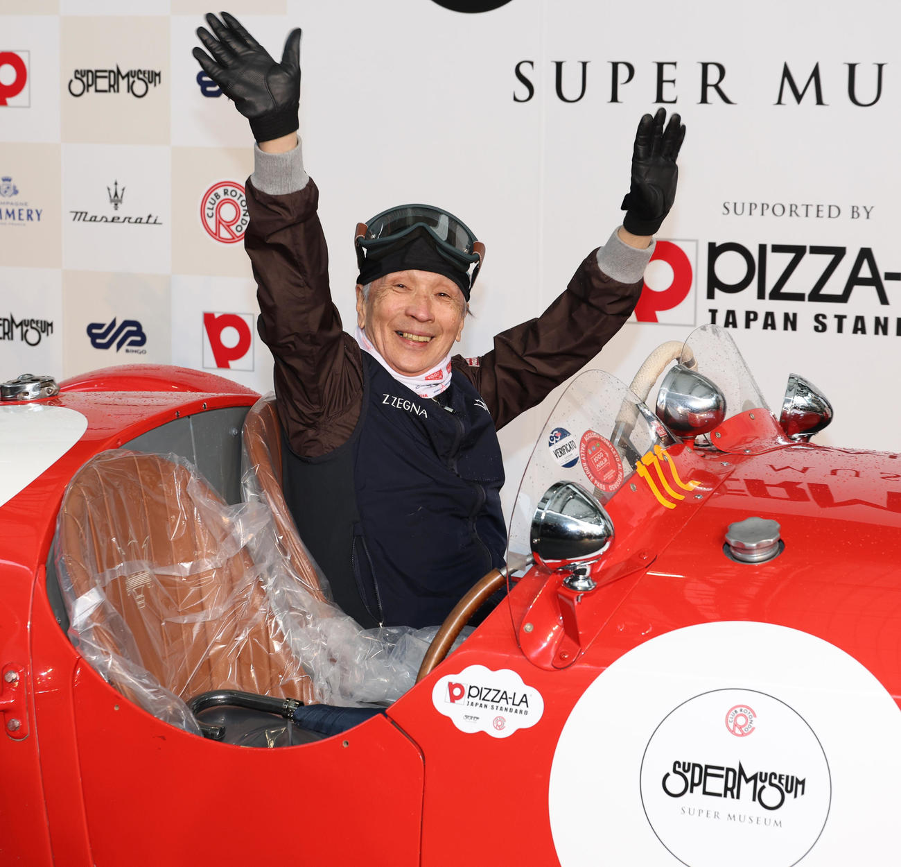 愛車マセラティの運転席で手を振る堺正章（撮影・中島郁夫）