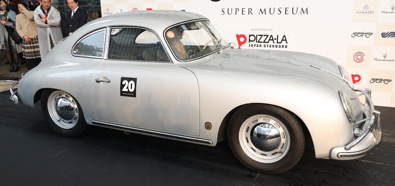 唐沢寿明が運転する１９５９年式ポルシェ　３５６Ａ（撮影・中島郁夫）