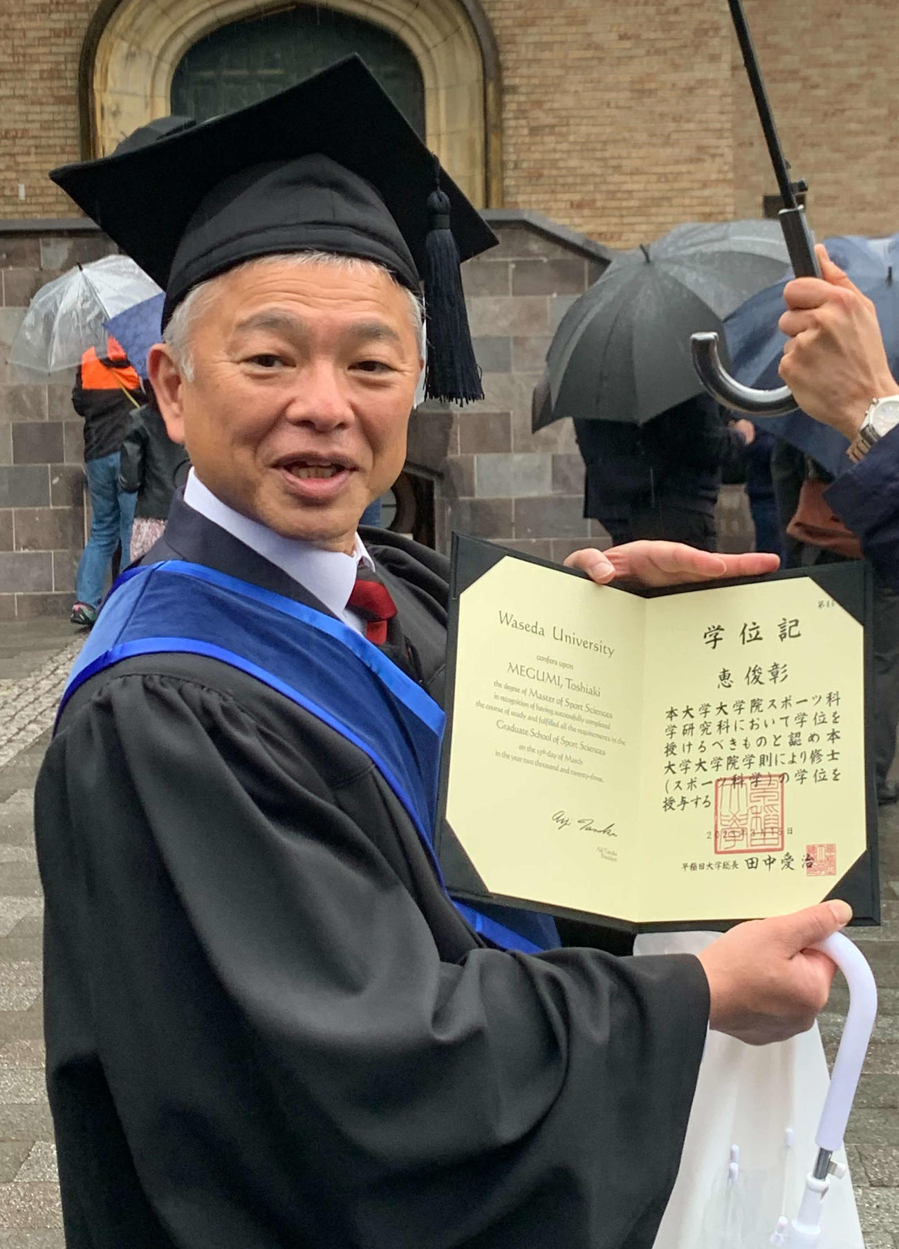 早大大学院スポーツ科学研究科を卒業し、学位記をみせる恵俊彰（撮影・松尾幸之介）