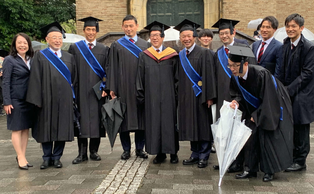 早大大学院のスポーツ科学研究科を卒業し、同窓生らと記念撮影する恵俊彰（左から6人目）ら（撮影・松尾幸之介）