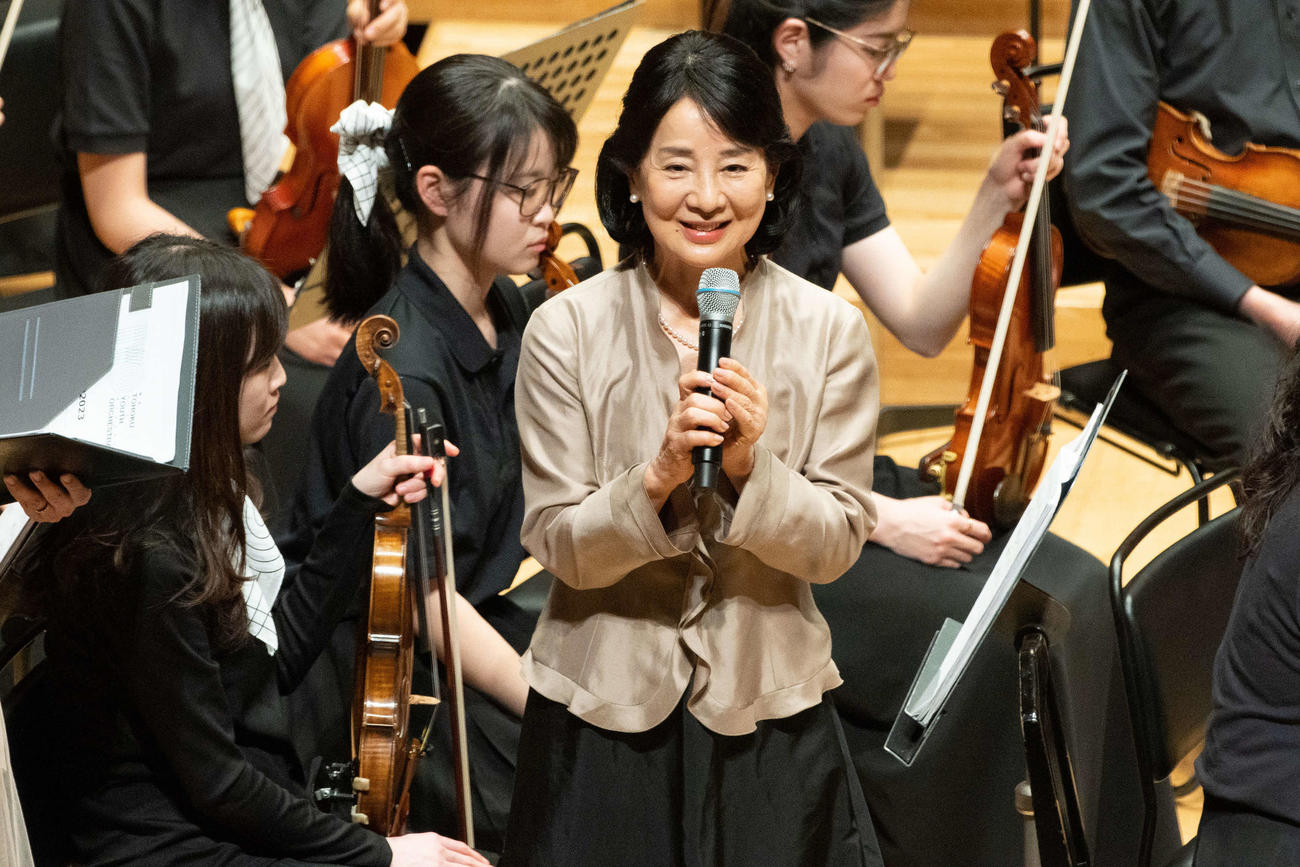 東北ユースオーケストラ演奏会2023東京公演で観客に語りかける吉永小百合