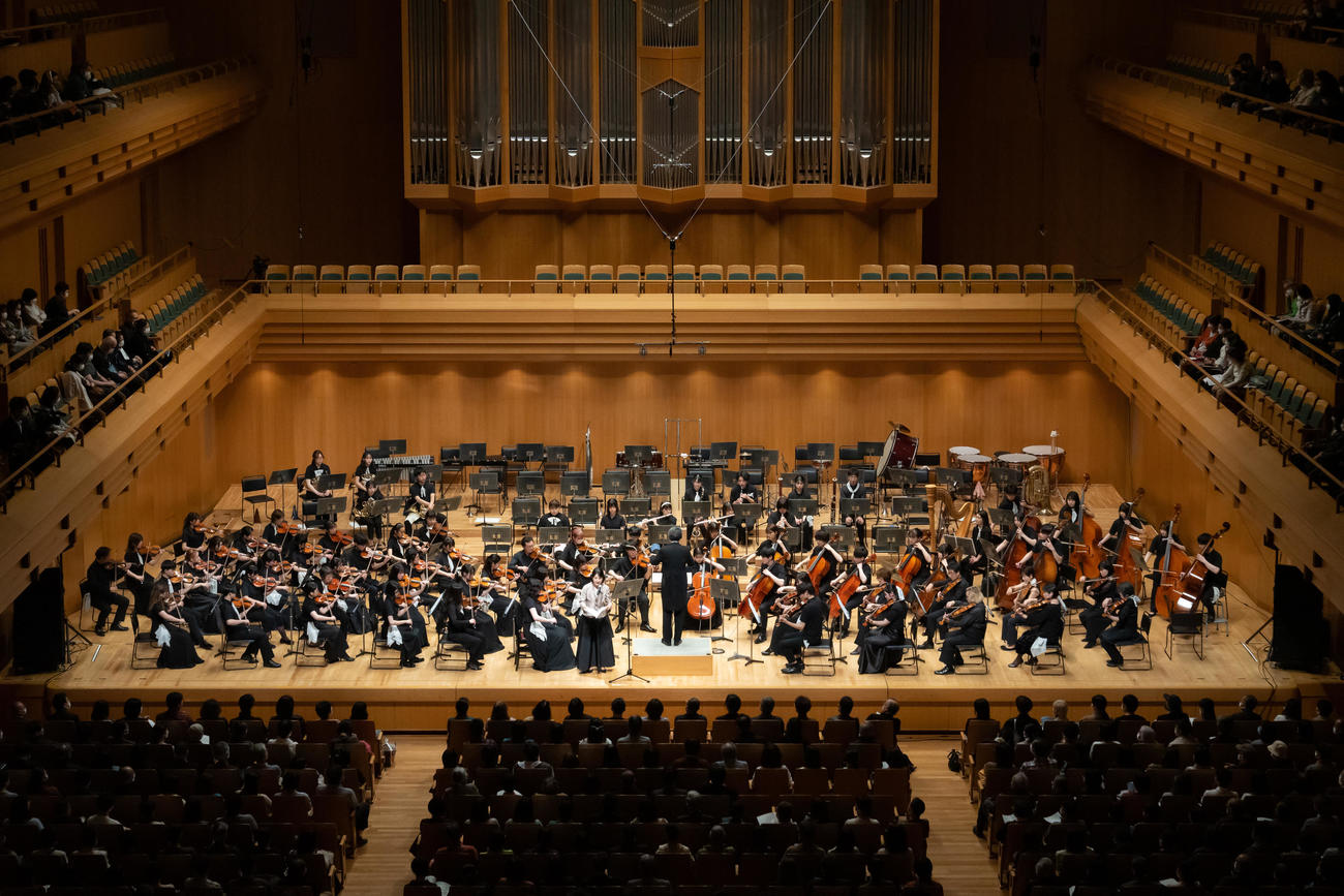 東北ユースオーケストラ演奏会2023東京公演で朗読する吉永小百合と演奏する団員たち