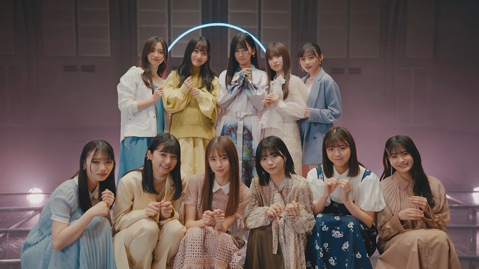 乃木坂46の32枚目シングル「人は夢を二度見る」収録の5期生楽曲「心にもないこと」でセンターを務める池田瑛紗（後列中央）