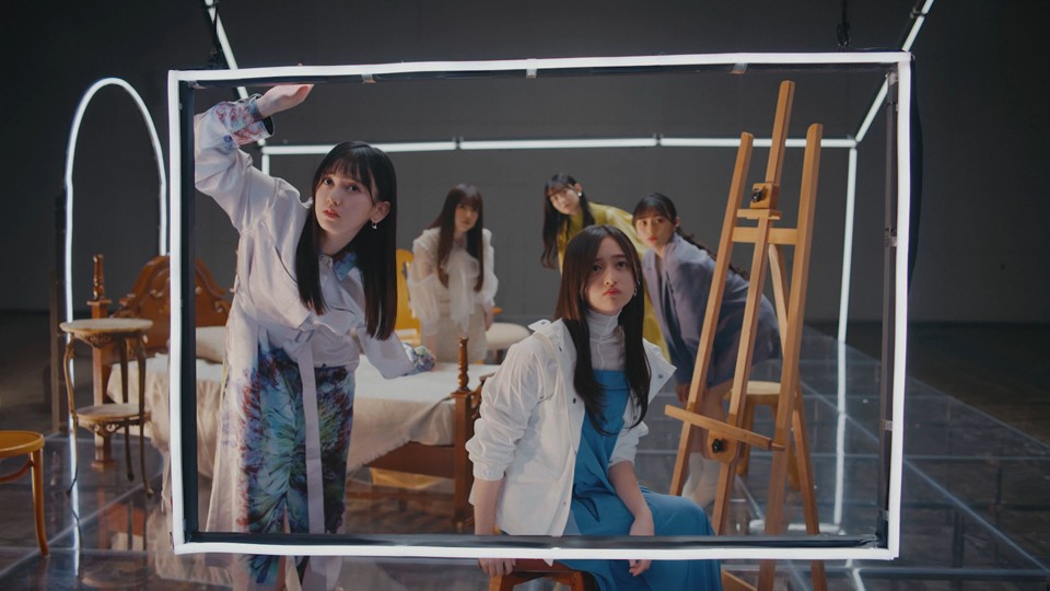 乃木坂46の32枚目シングル「人は夢を二度見る」収録の5期生楽曲「心にもないこと」のMV。手前左が池田瑛紗。右は井上和