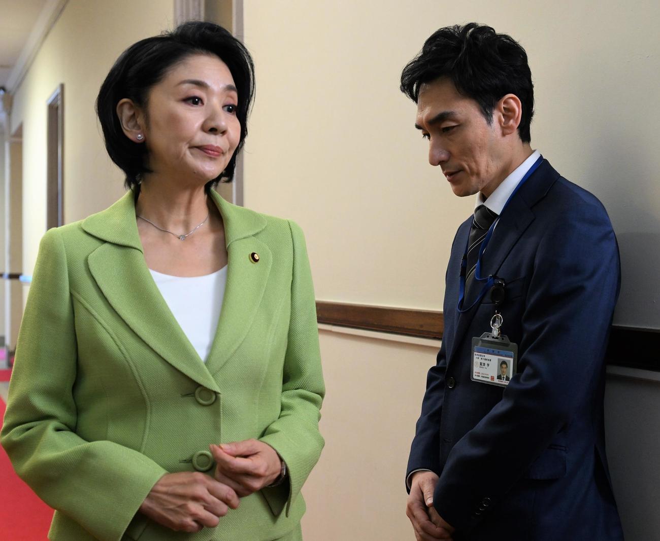 「罠の戦争」に出演する片平なぎさ、草なぎ剛（C）カンテレ